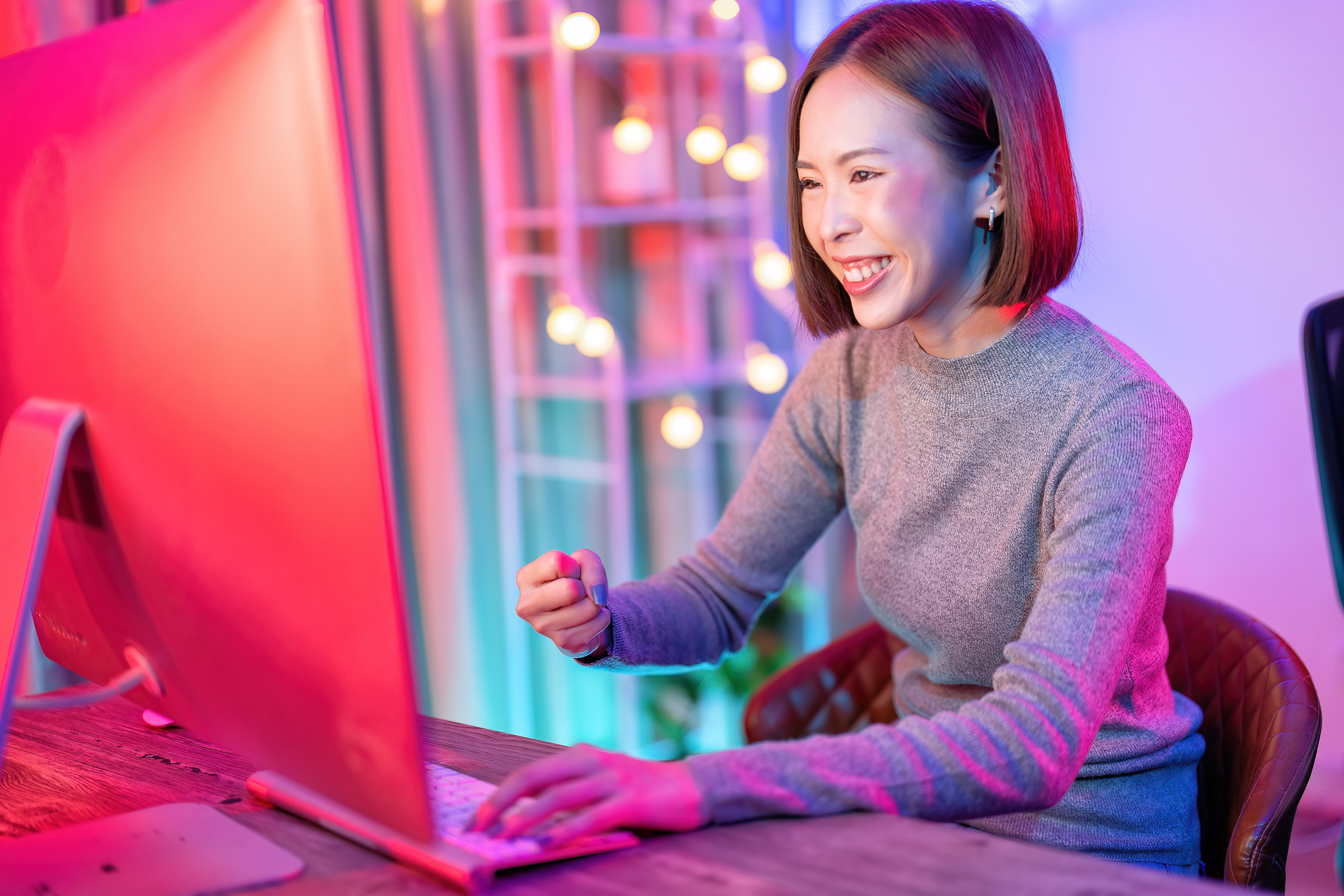 Estudiante disfrutando aprendizaje interactivo en línea